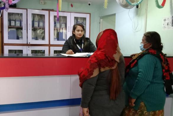 Deux femmes au guichet de la banque