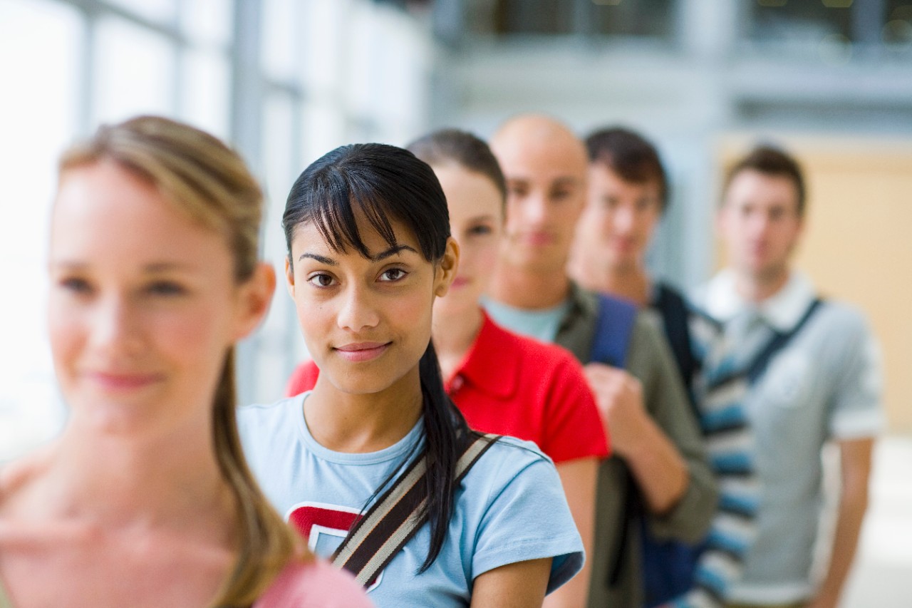 Jeune femme dans une file de jeunes gens