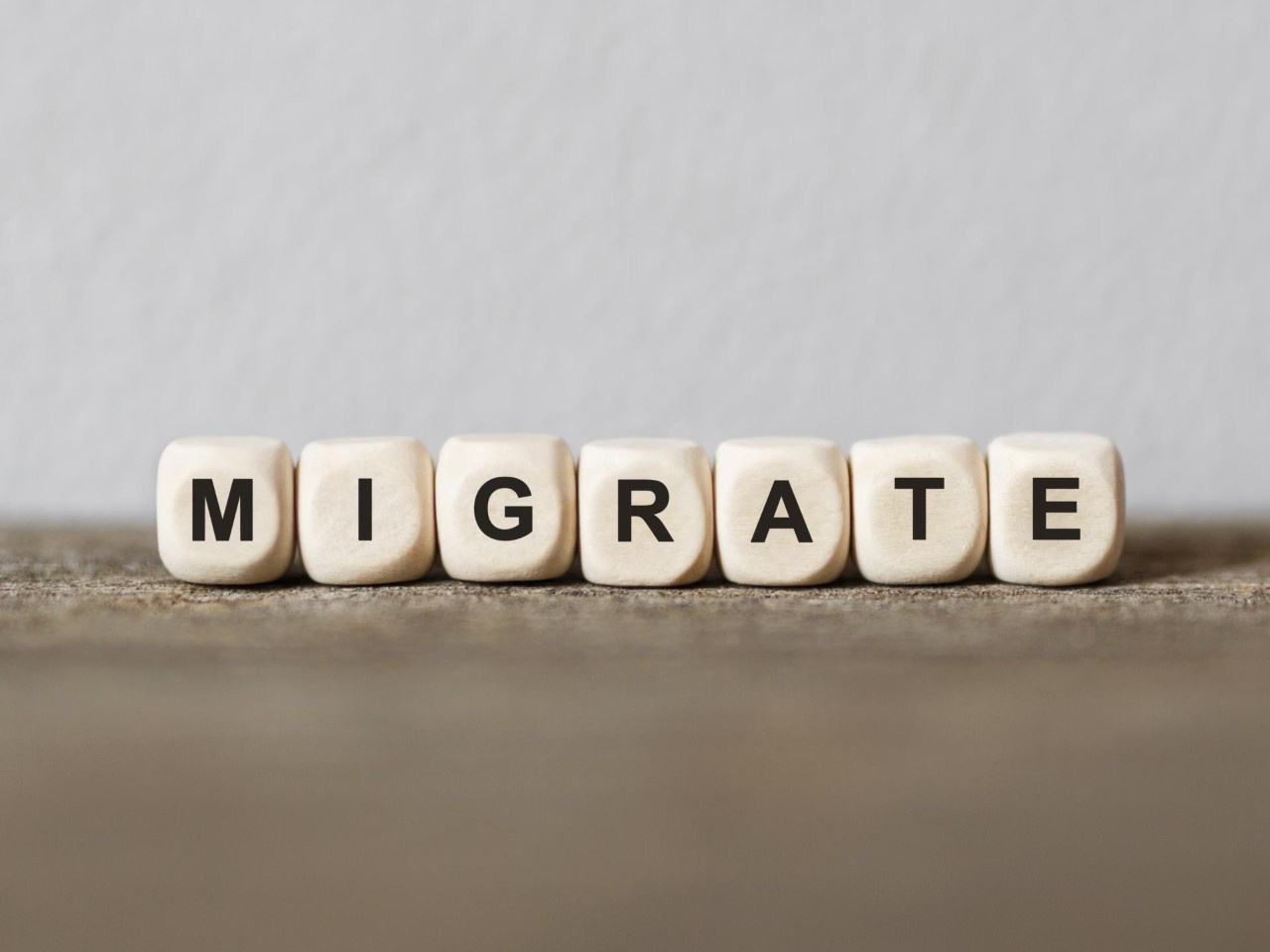 Des lettres en cubes assemblées pour former le mot Migrate