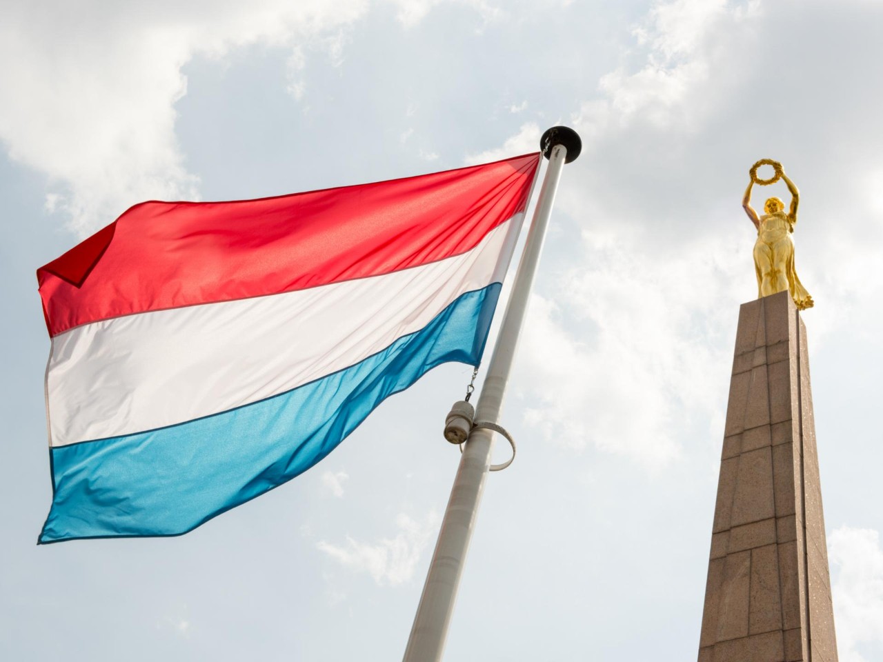 Le drapeau luxembourgeois en face de la "Gëlle Fra", le Monument du souvenir.