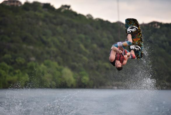 Au Luxembourg, plusieurs associations et clubs proposent de faire du wakeboard sur les eaux de la Moselle. 