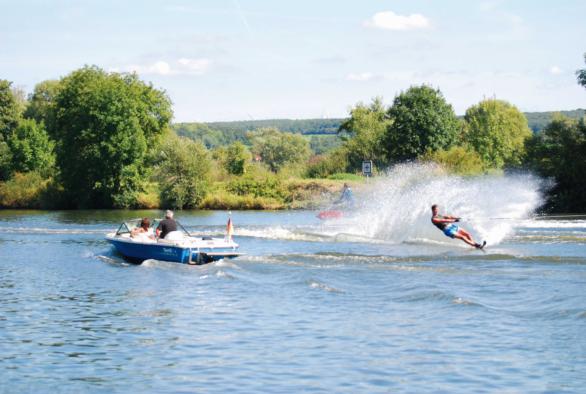A plusieurs endroits de la Moselle il est possible de faire des sports nautiques. Or, la location de bateaux ou de jets-skis par exemple ne se fait pas. 