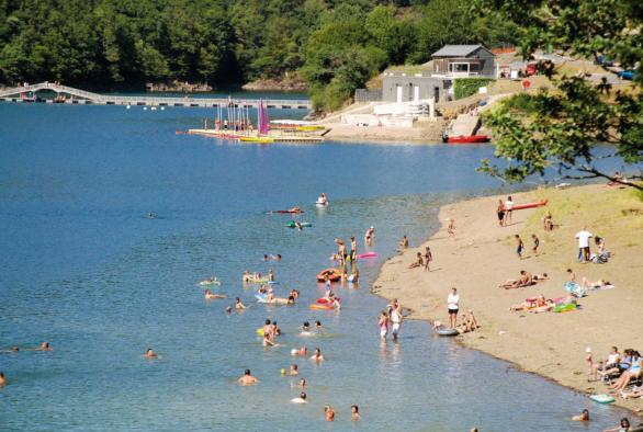 Les endroits de baignade, notamment les plages du Lac de la Haute Sûre et celles de Remerschen attirent chaque année un grand nombre de visiteurs. 