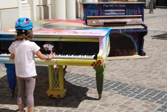 Petite fille jouant le piano dans le rue