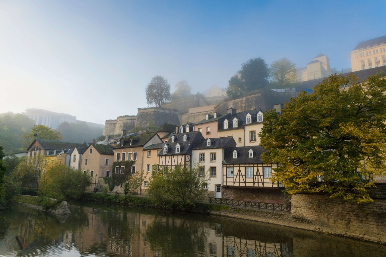 Le fauburg du Grund sous le brouillard matinal. Plusieurs Geocaches se trouvent dans les alentours.