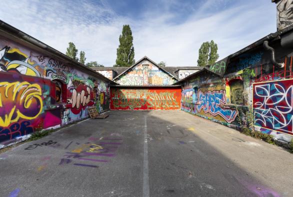 Série de graffitis sur les anciens bâtiments