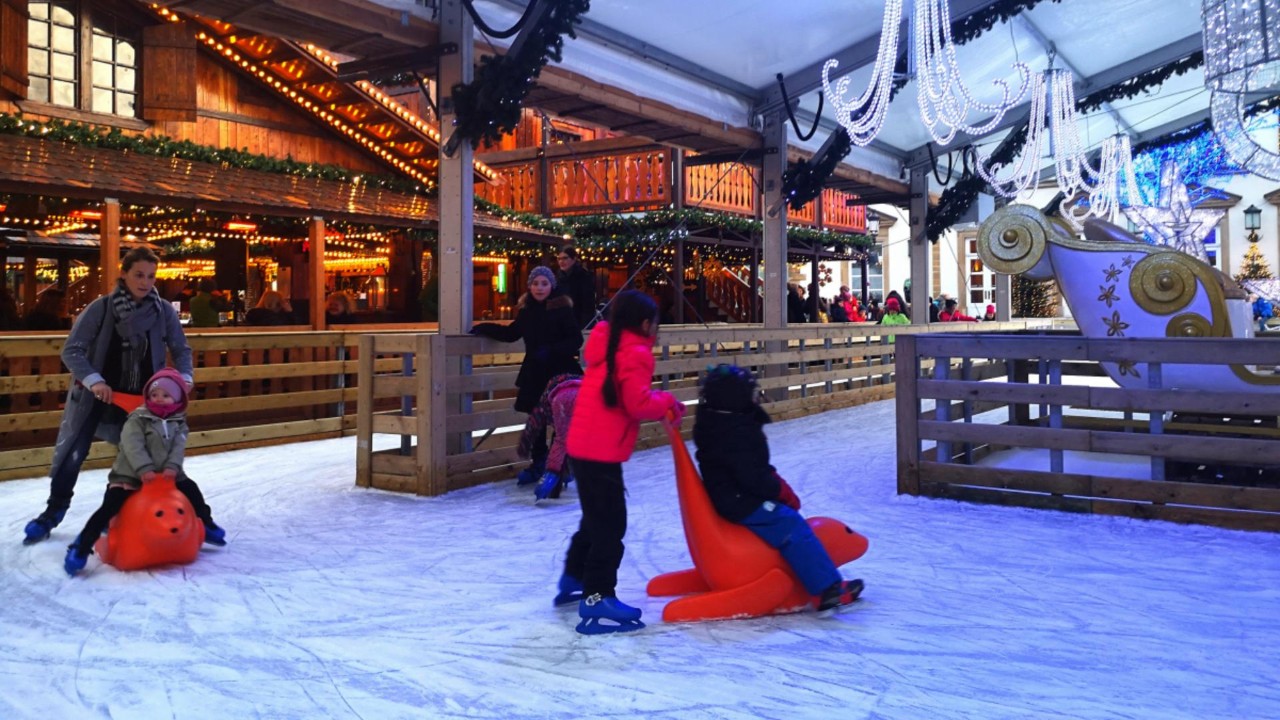 Illustration - Patinoire, traîneau, illumination, public, enfants, chalet, phoques