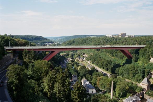 Construit pour rendre le quartier du Kirchberg plus accessible, le pont Grande-Duchesse Charlotte est surtout connu sous le nom de pont Rouge. 