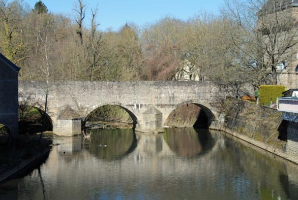 L'Alzette coule sous le Béinchen.
