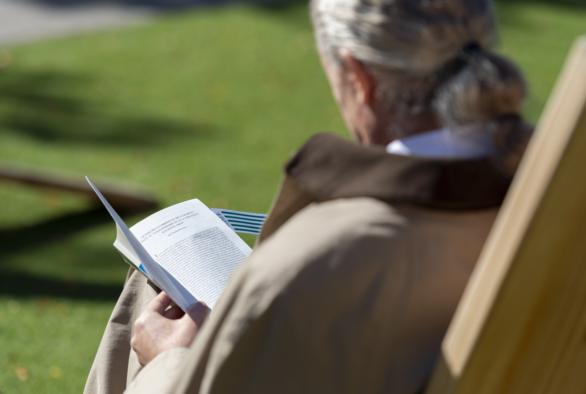 Slow tourism - Lecture dans un parc