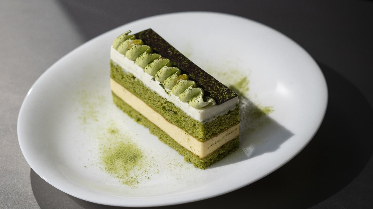 Gateau Matcha sur une assiette.