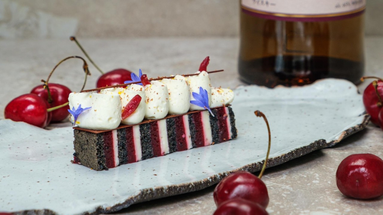 Gâteu avec cerises sur un plateau.