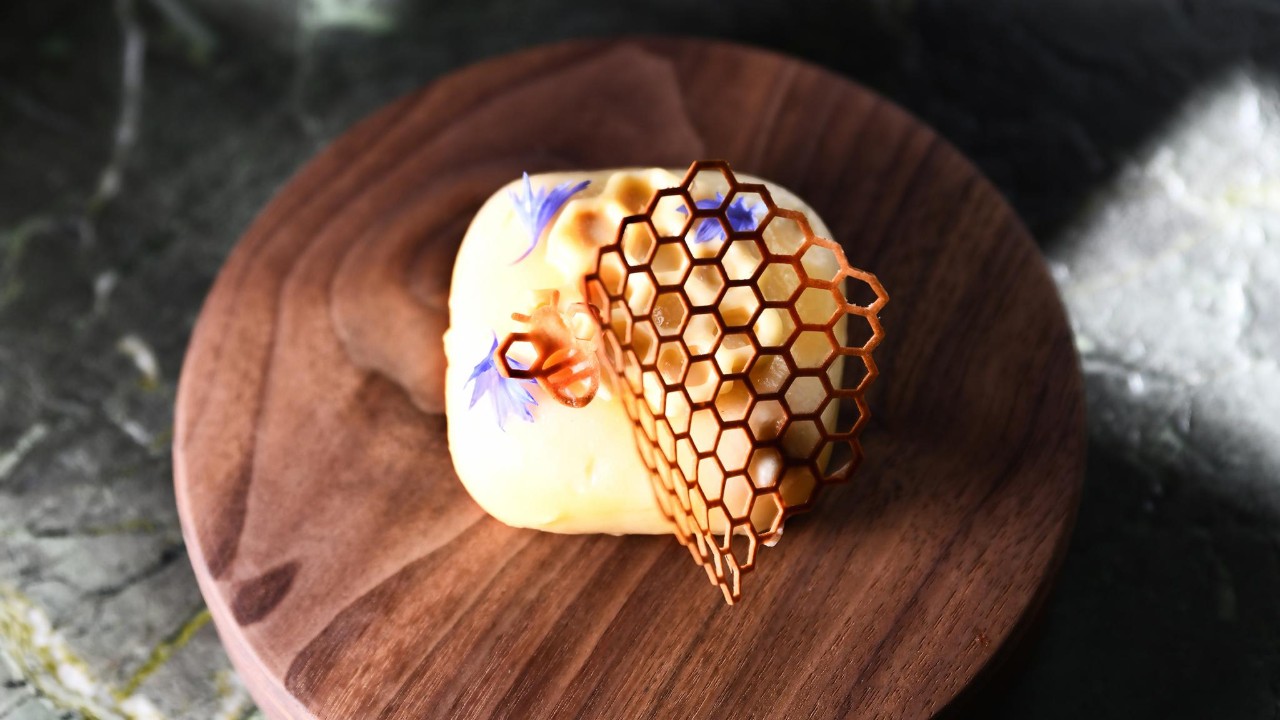 Dessert sur un plateau en bois.