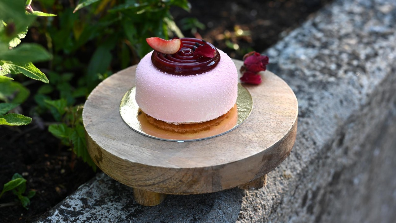 Dessert aux cerises sur un plateau en bois.
