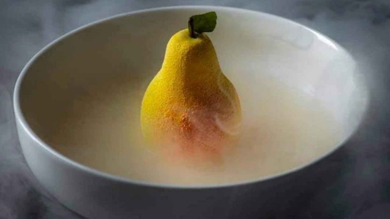 Poire avec du brouillard dans un bol.