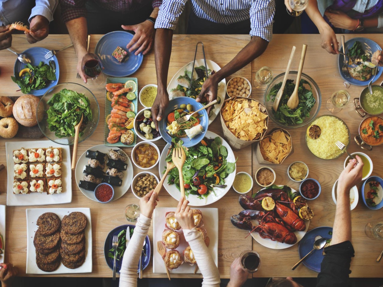 Image - Table partagée avec aliments divers