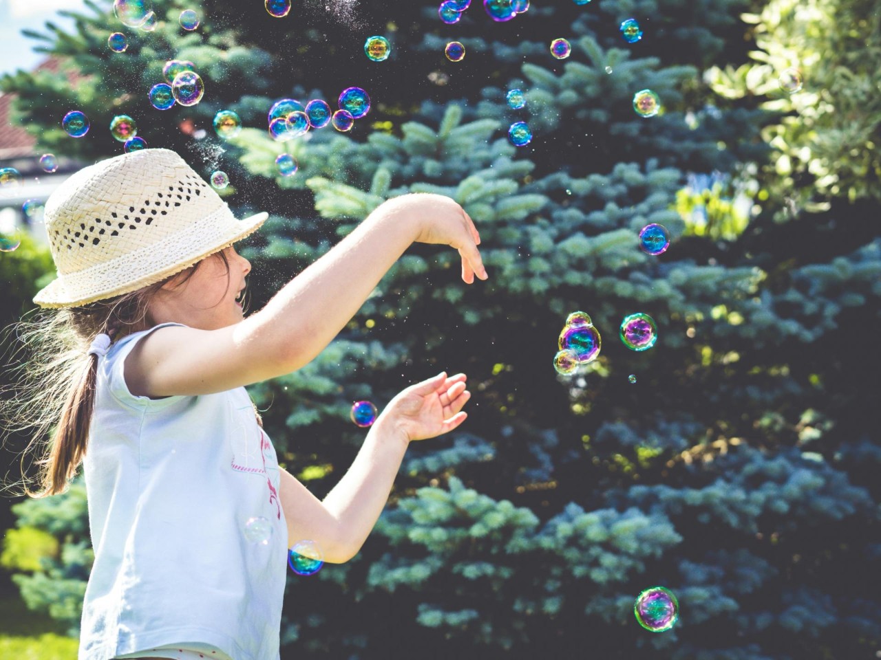 Une petite fille qui joue avec des bulles de savon