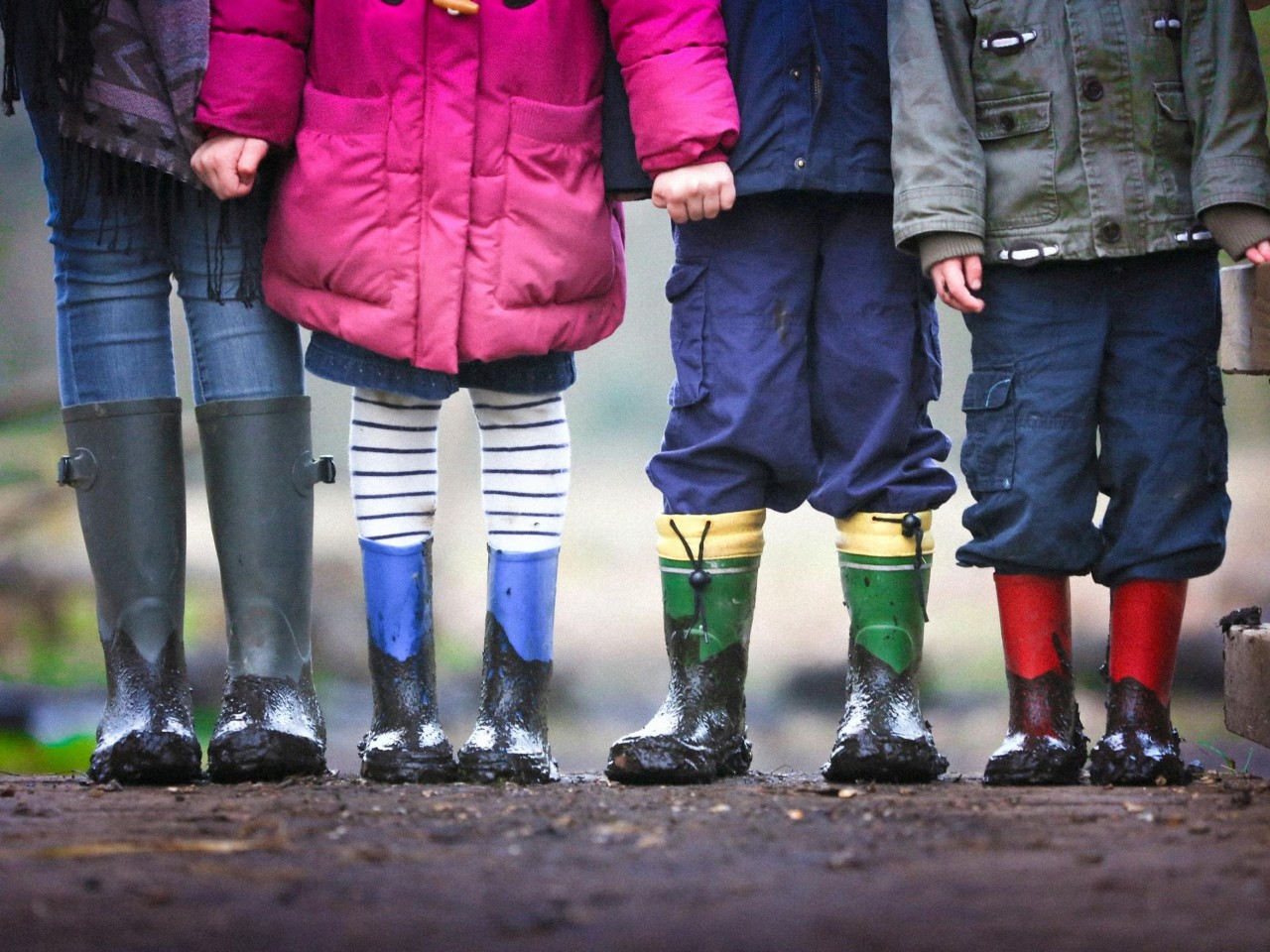 Enfants avec des bottes de pluie