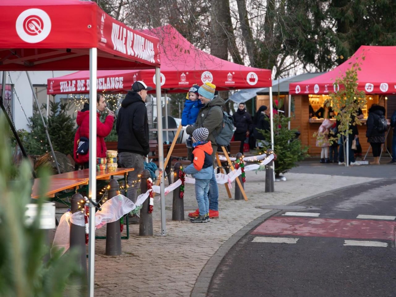 Image - Vue sur quelques stands du marché de Noël.